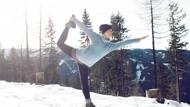 phong-benh-mua-dong-chi-voi-5-dong-tac-yoga-don-gian-moi-ngay11539525056